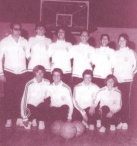 1974 - Valdir Pagan Perez, Marlene, Simone, Delci, Rosália e Vera Diniz; agachadas: Norminha, Angelina, Odete e Elzinha - Acervo: SCEC