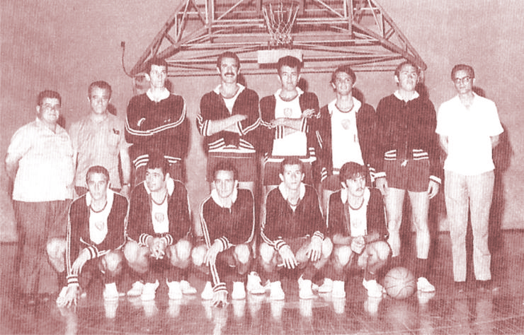 1967 - Basquete, vice-campeão do Interior. Local: Ginásio Lauro Gomes de Almeida. Fiju, Mário Amâncio, Sidnei Colleoni, Eduardão, Laerte Gomes, Edson, Jaú e Cláudio Musumeci; agachados: Moacir, Paulo Agrella, Dante Malavasi, Flávio e Adevanir. Acervo: Sidnei Colleoni